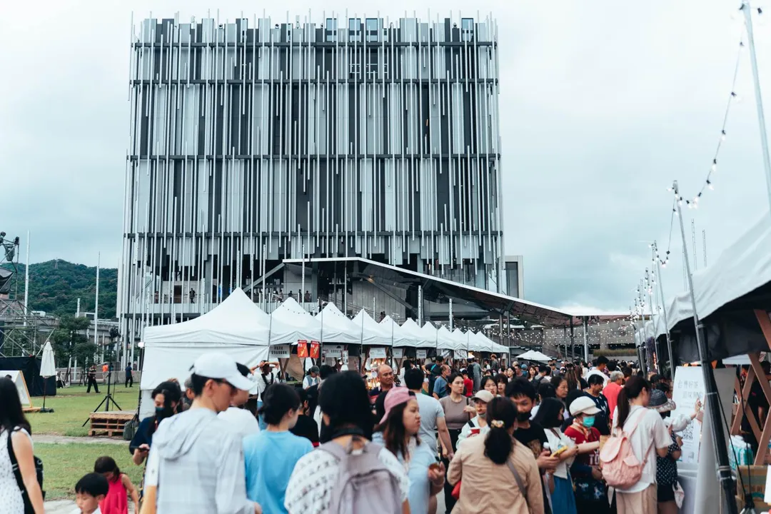 新北市美術館開館周年系列活動將於本週末(4/25、4/26)熱鬧登場,推出「流聲市集」、戶外演唱會及煙火、無人機展演。(圖/新北市文化局提供)