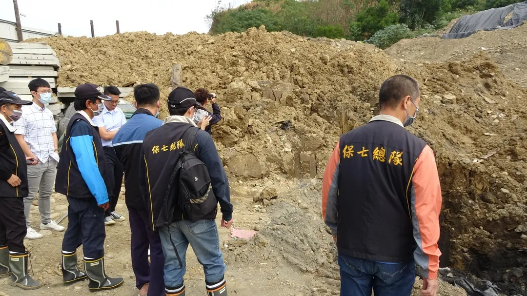 警方呼籲，民眾如發現環保公害案件或違反環保法令情事，請撥打免付費公害陳情專線0800-066666。（圖／警方提供）