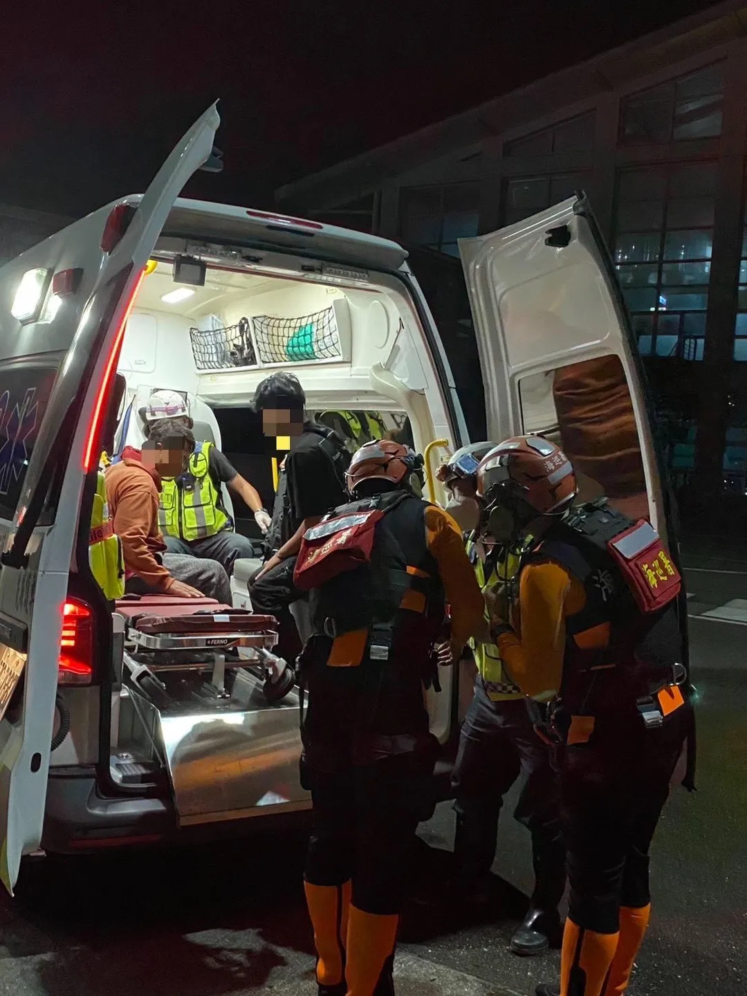 黑鷹直升機於22日0時44分落地花蓮機場。醫護人員接手後，將傷患轉送至花蓮慈濟醫院進行後續醫療。（圖／海巡署提供）