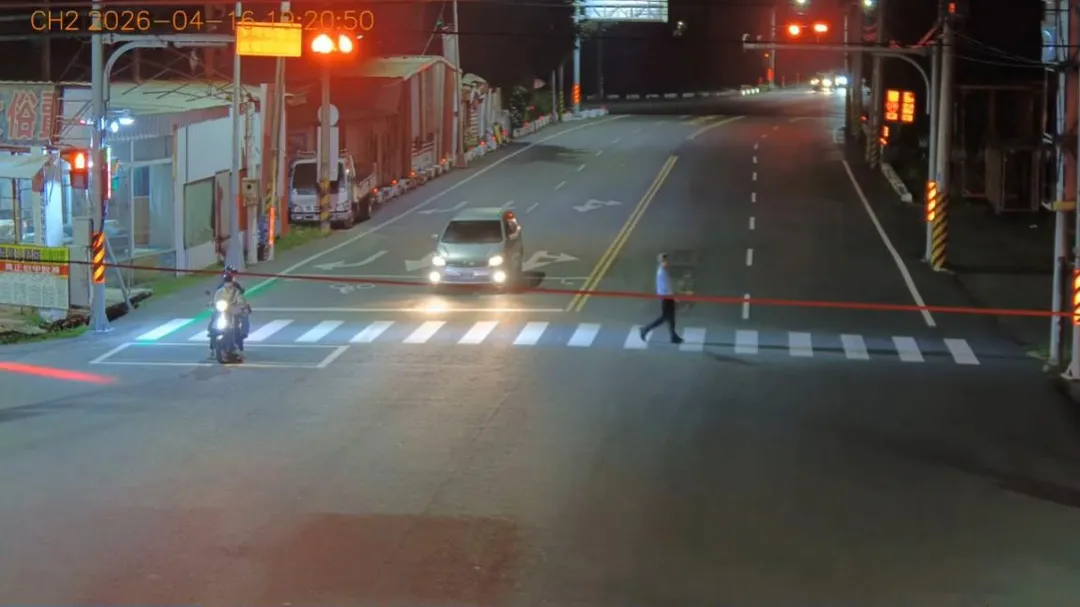 台南市交通局針對全市四處路口導入資通訊設備，結合多元燈光警示與電子看板，加強用路人相互提醒，其中發光行穿線系統最受關注。（圖／台南市交通局提供）