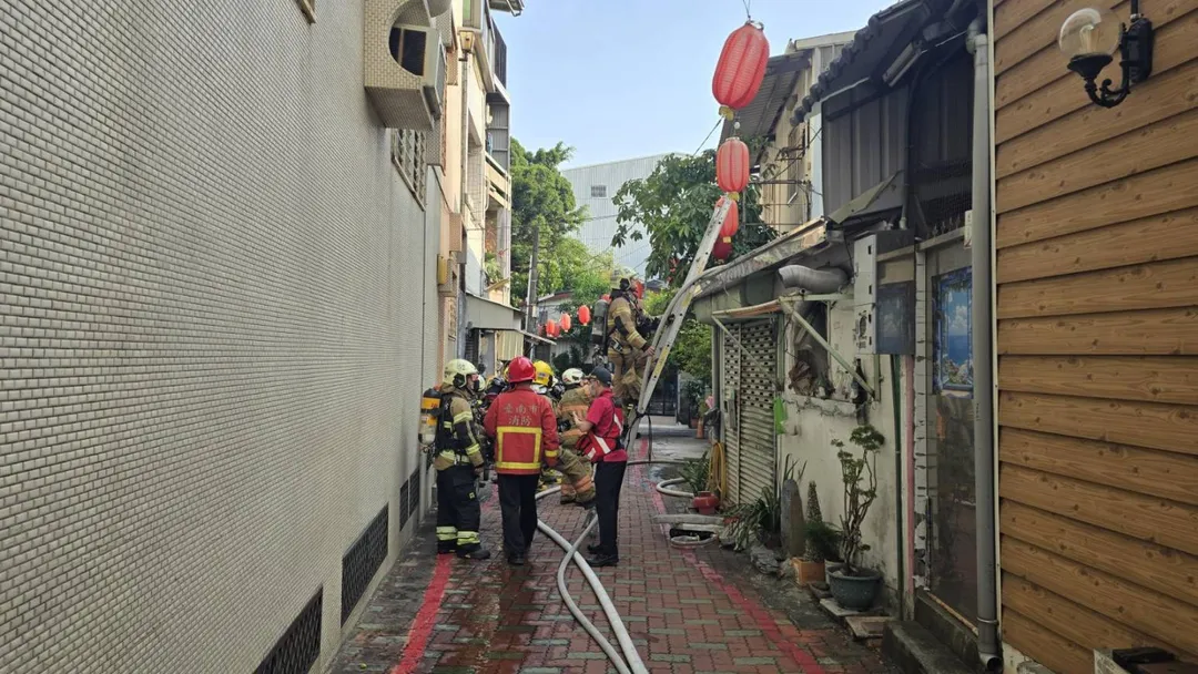 經過消防人員約26分鐘的搶救，火勢在下午4點28分左右撲滅，整個滅火作業在半小時內獲得控制。（圖／警方提供）