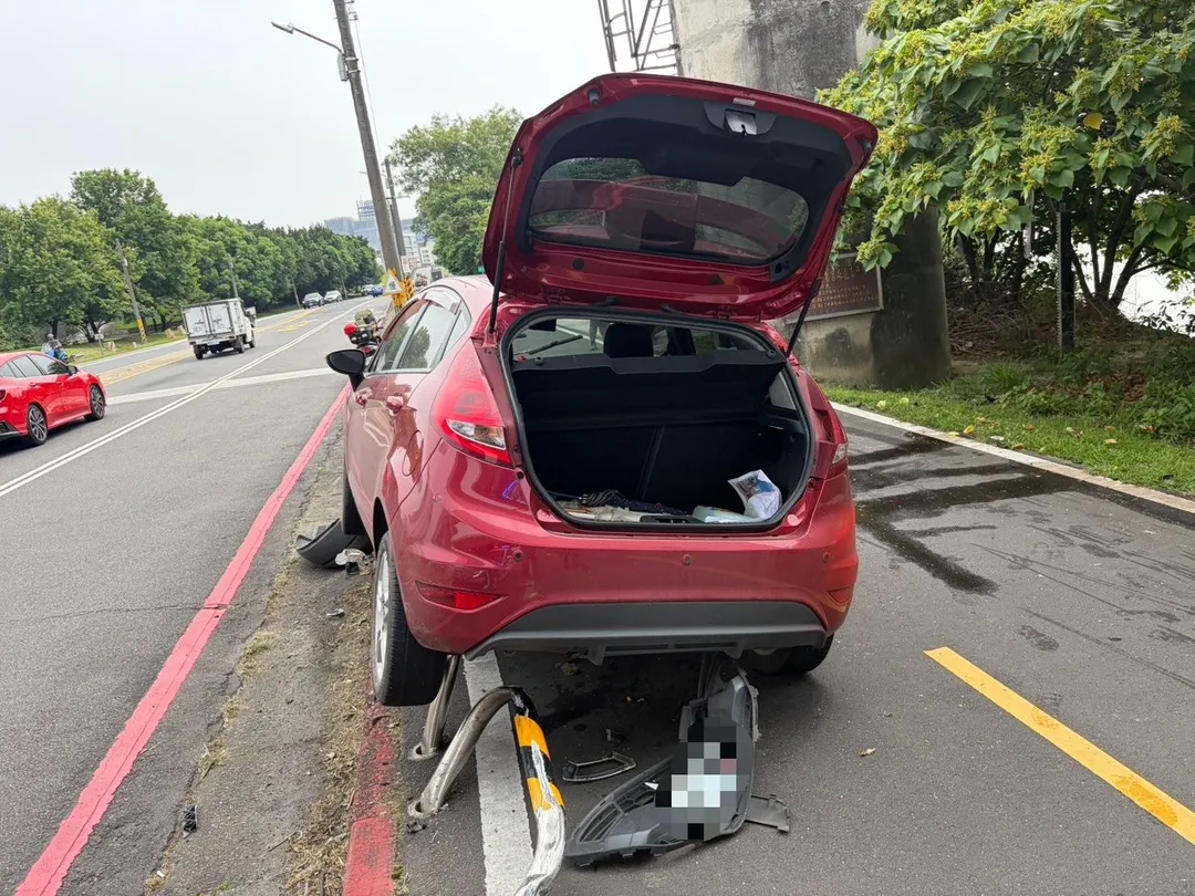 67歲林姓女子駕駛自小客車沿重新堤外道往三重方向行駛,行經事故路段時疑似因轉彎角度未掌握妥適,不慎自撞腳踏車道分隔鐵欄。(圖/警方提供)