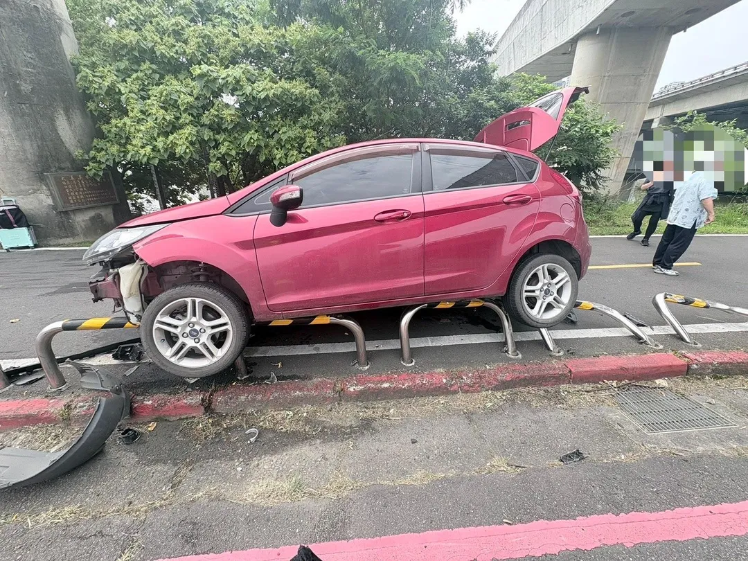新莊分局呼籲駕駛人,行經彎道時應減速慢行、注意車前狀況並確實掌握轉向角度。(圖/警方提供)