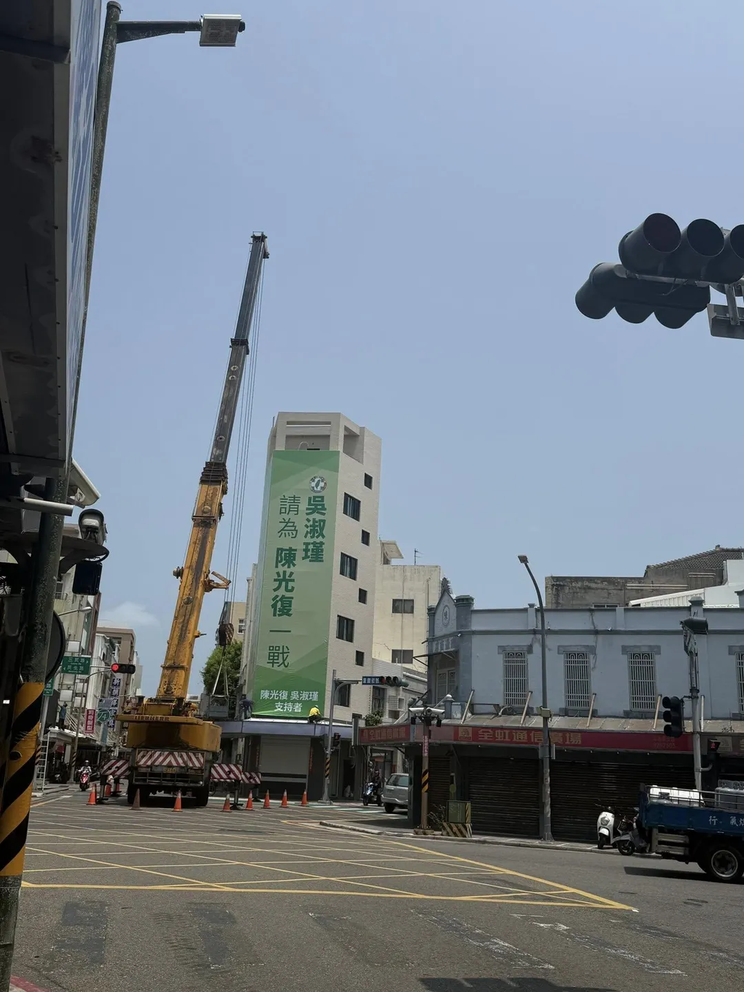 馬公市區幾個重要路口出現支持吳淑瑾代夫出征看板。(圖/「老高漫談臉書專頁」授權提供)