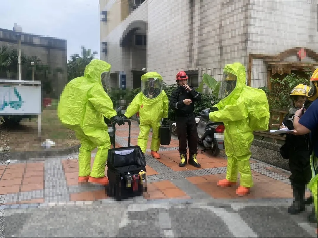 基隆市中正區某社區於22日發生一起獨居男子命案，由於死者於門外留有劇毒化學物縮寫字條，警方不敢掉以輕心，緊急協同環境部技術小組到場處理。（圖／翻攝畫面）
