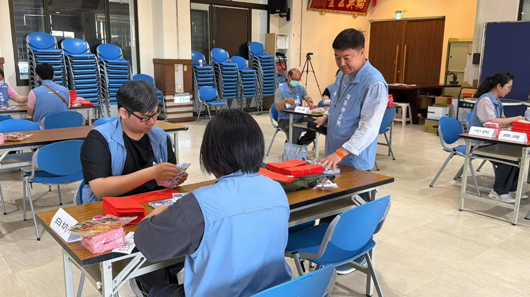 澎湖縣湖西鄉24日上午9時開始發放5千元振興經濟禮金。(圖/「老高漫談臉書專頁」授權提供)
