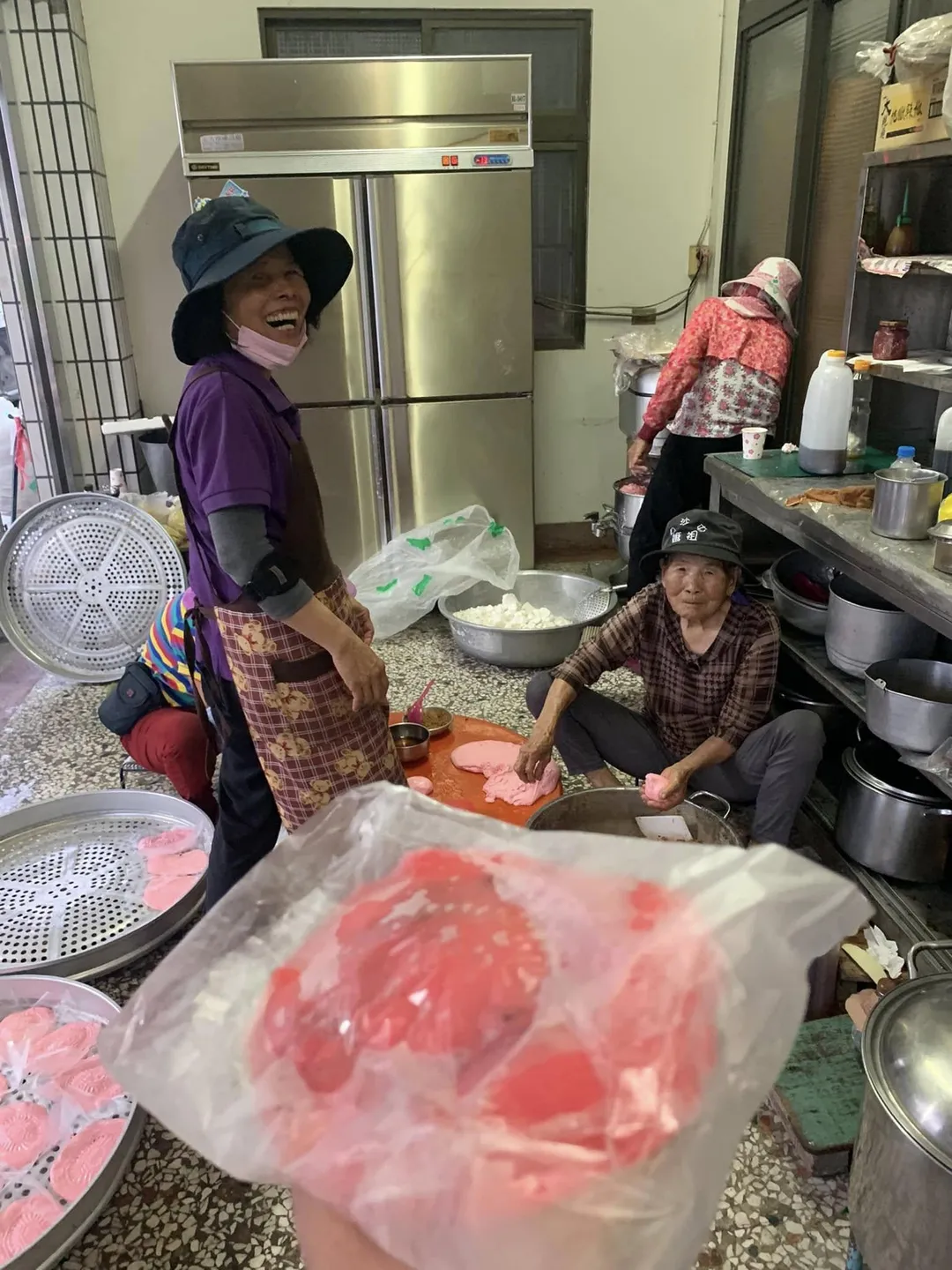 紅龜粿嬤的身影已深深刻在香燈腳的心中。（圖／林意欽 攝）