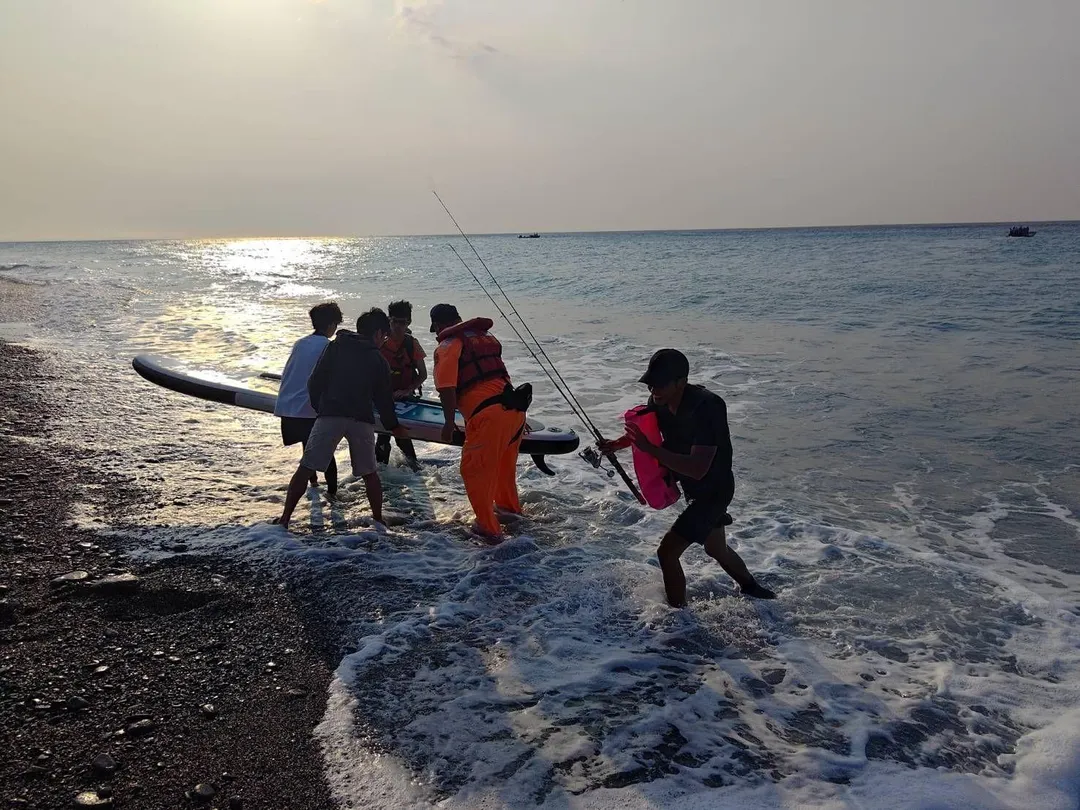 有民眾在三和外海從事SUP活動不慎翻覆落水，海巡結合漁民把人救援上岸。（圖／翻攝畫面，下同）