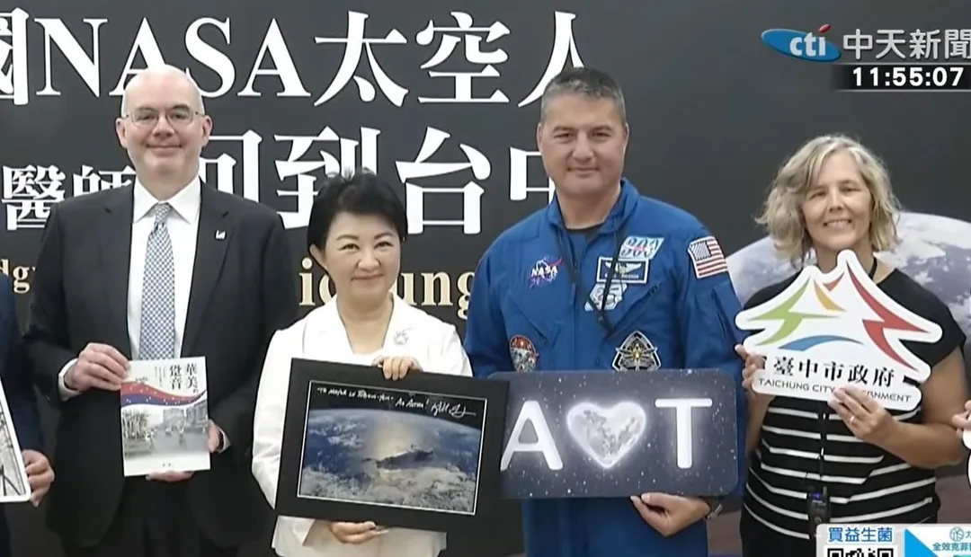 
        AIT處長谷立言與太空人琪兒林琪兒23日拜會台中市長盧秀燕（攝自中天新聞）
    