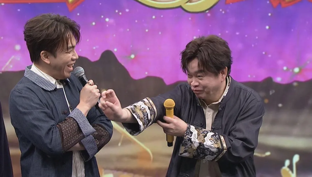 康康（右）模仿成龍 ，許志豪（左）笑說「比較像凌峰」。（圖／中視提供）