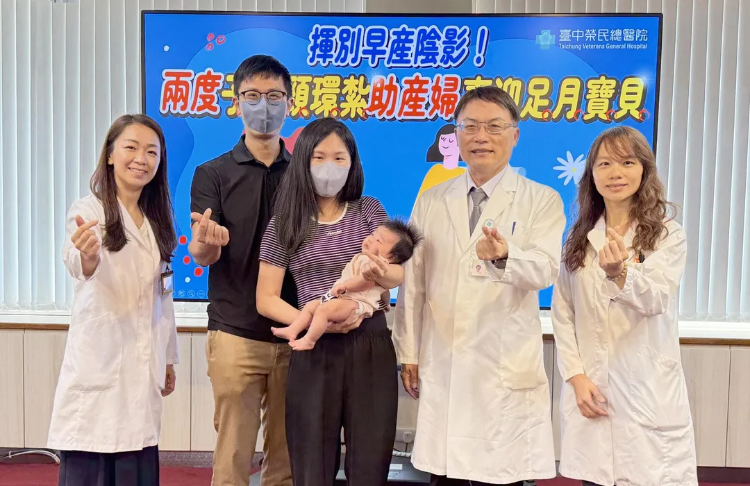 在臺中榮總婦女醫學部團隊守護下，丁小姐(中)歷經兩次子宮頸環紮手術，平安足月生下二女兒小草莓。（圖／臺中榮總）