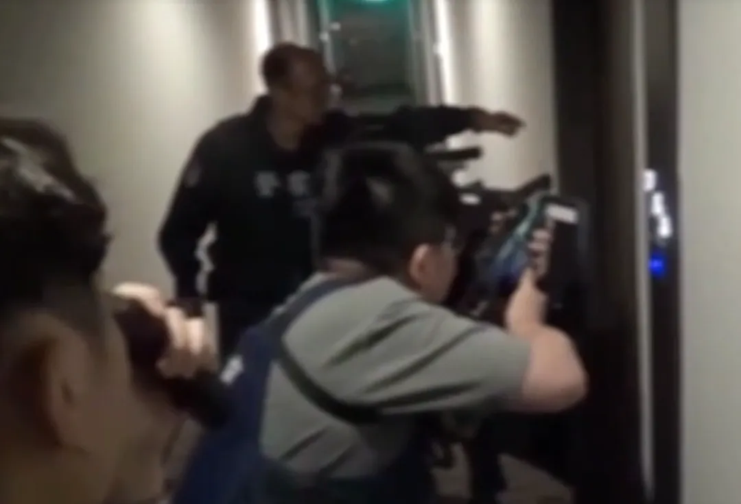 雲林縣西螺鎮一名黃姓男子，因和朋友互嗆對朋友腿部連開2槍後逃逸，最終警方於3月25日在新北三重某飯店將黃男逮捕。（圖／警方提供）