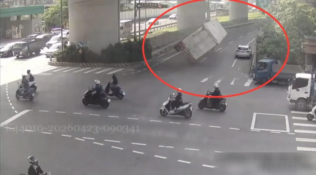 聯結車過彎失控翻覆。（圖／翻攝畫面）