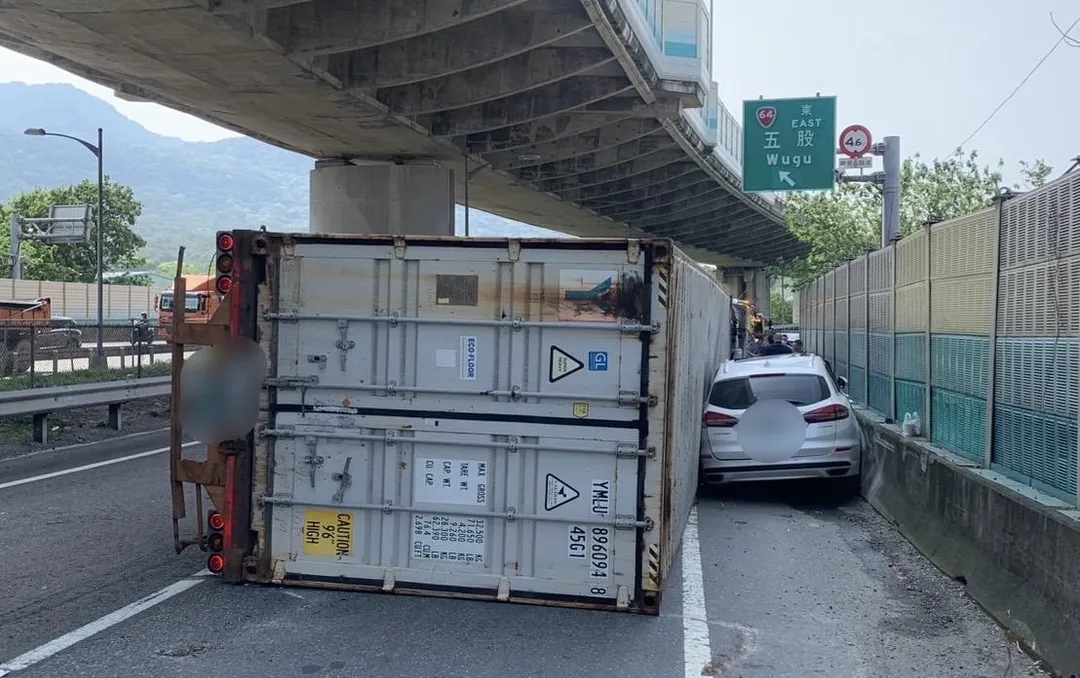 聯結車翻覆波及路邊轎車。（圖／翻攝畫面）