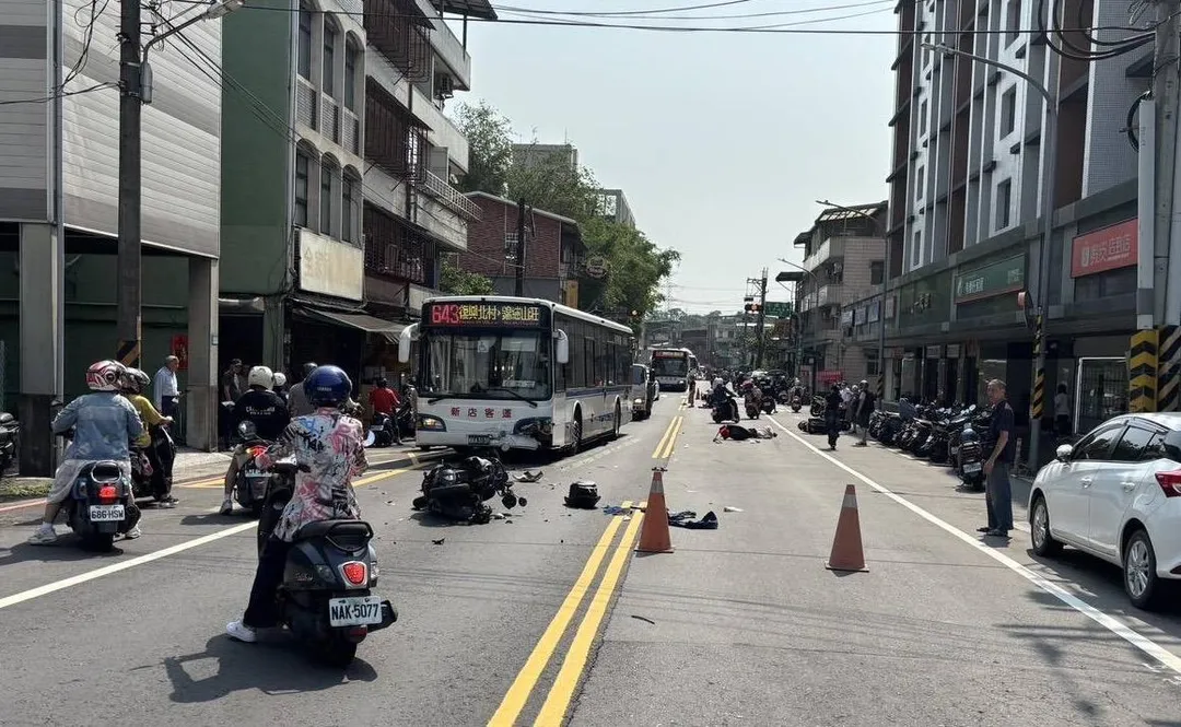 車禍現場零件四散一片混亂。(圖/翻攝畫面)