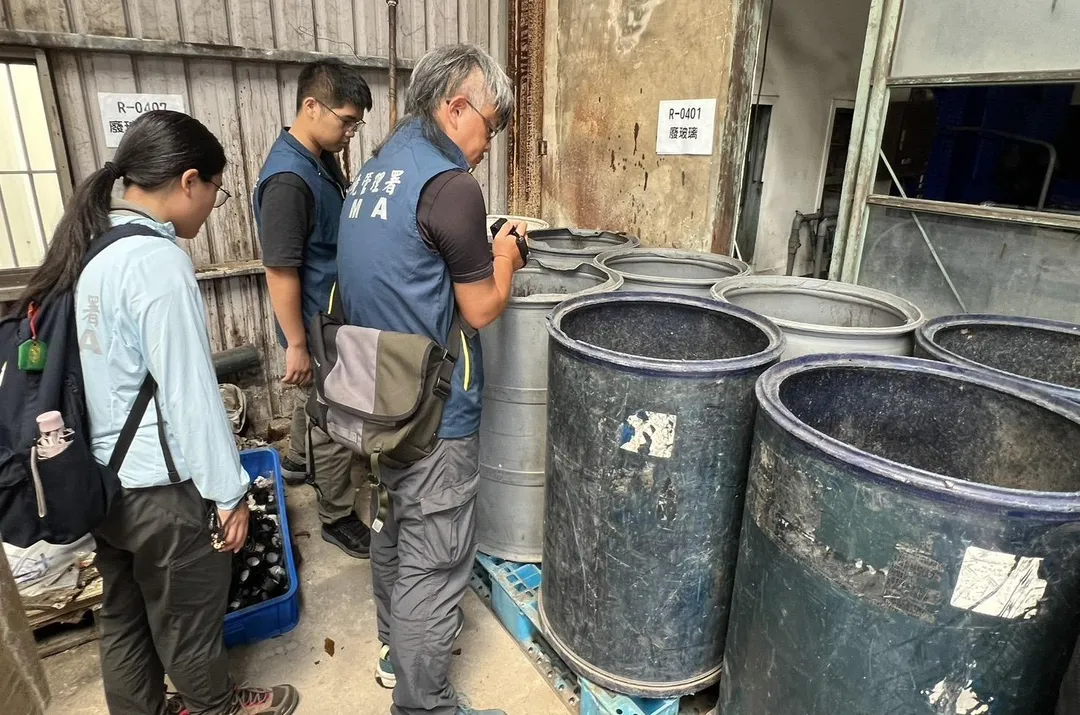 化學廠非法排廢水遭檢警查獲。（圖／翻攝畫面）