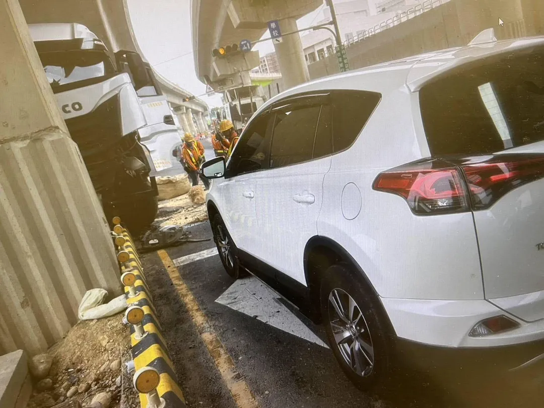 對向車道陳姓男子駕駛的車輛也受波及，所幸只有車輛毀損。（圖／翻攝畫面）