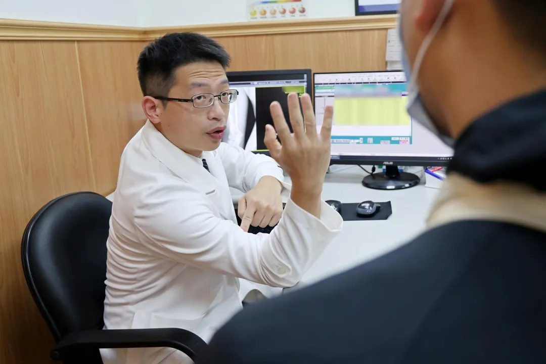 花蓮慈濟醫院骨科醫師張家銘指出，比腕力骨折並非罕見，主要來自瞬間強大的扭轉力，提醒民眾切勿逞強。（圖／花蓮慈濟醫院）
