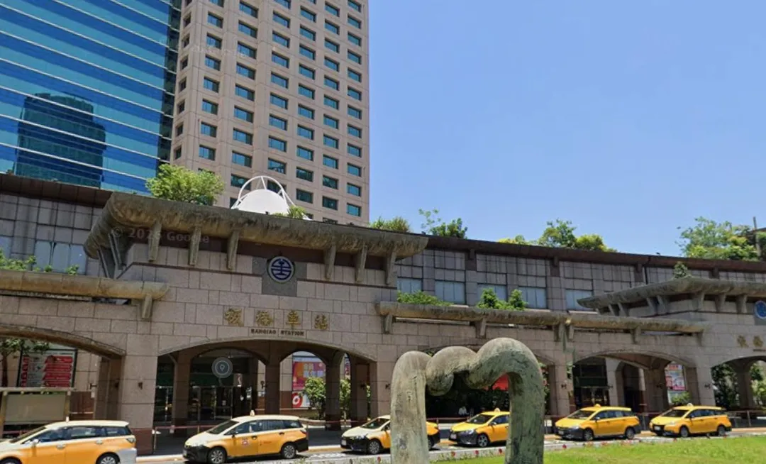 板橋車站今天下午出現停電狀況,金管會板橋辦公大樓約今天下午約3時25分出現停電狀況。(示意圖/翻攝自Google街景圖)