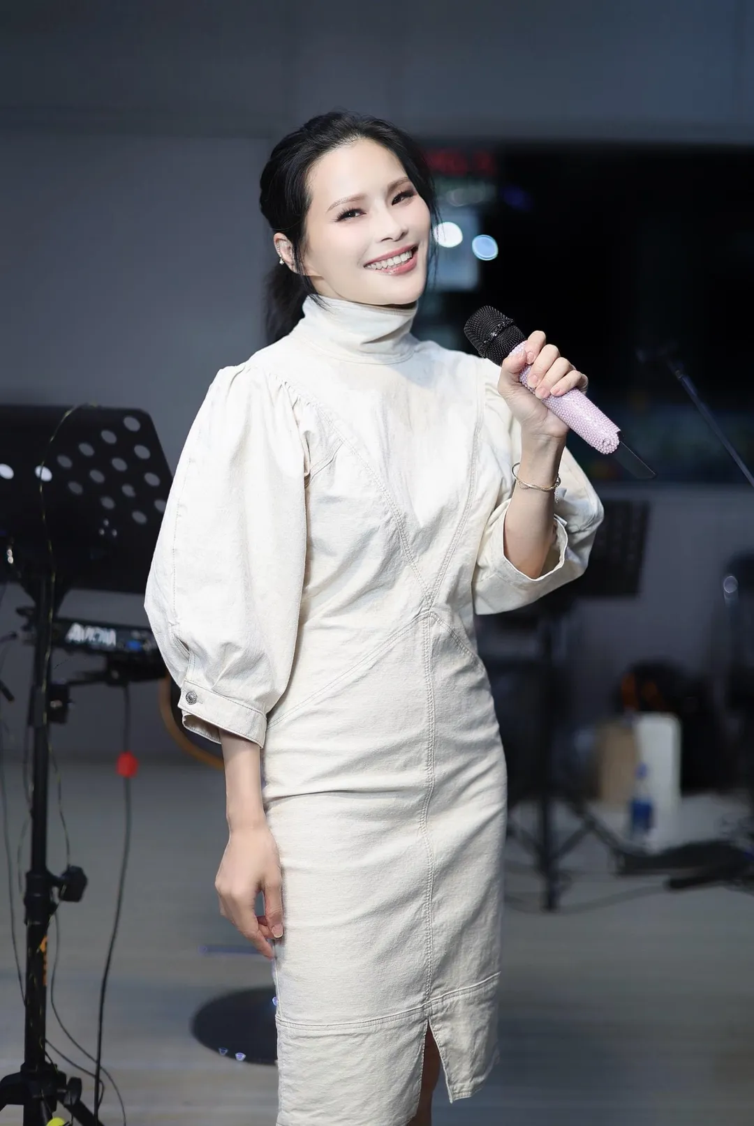 周蕙近期在醫生建議下開始進行基礎發聲練習。（圖／寬宏藝術提供）