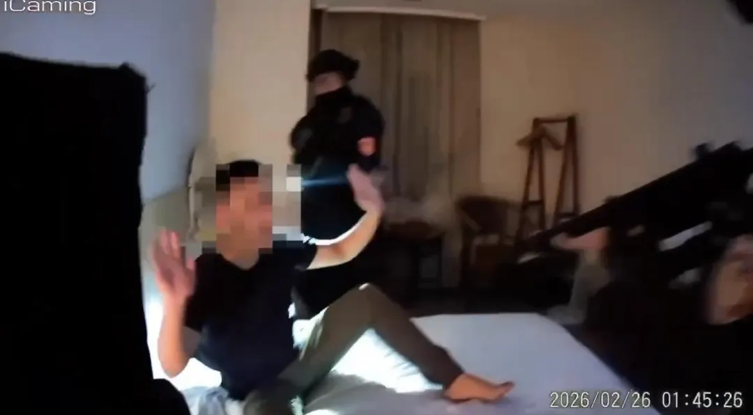 警方攻堅逮捕槍擊案主嫌。（圖／翻攝畫面）