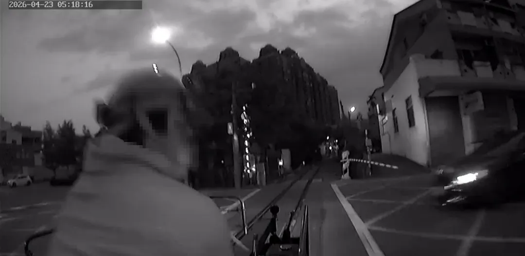 阿里山林業鐵路道班同仁駕駛台車於4月23日凌晨5時18分執行朝巡勤務，於嘉義市新生路(第13號)平交道發生一起用路人開車闖越平交道撞擊台車事件。（圖／翻攝畫面）