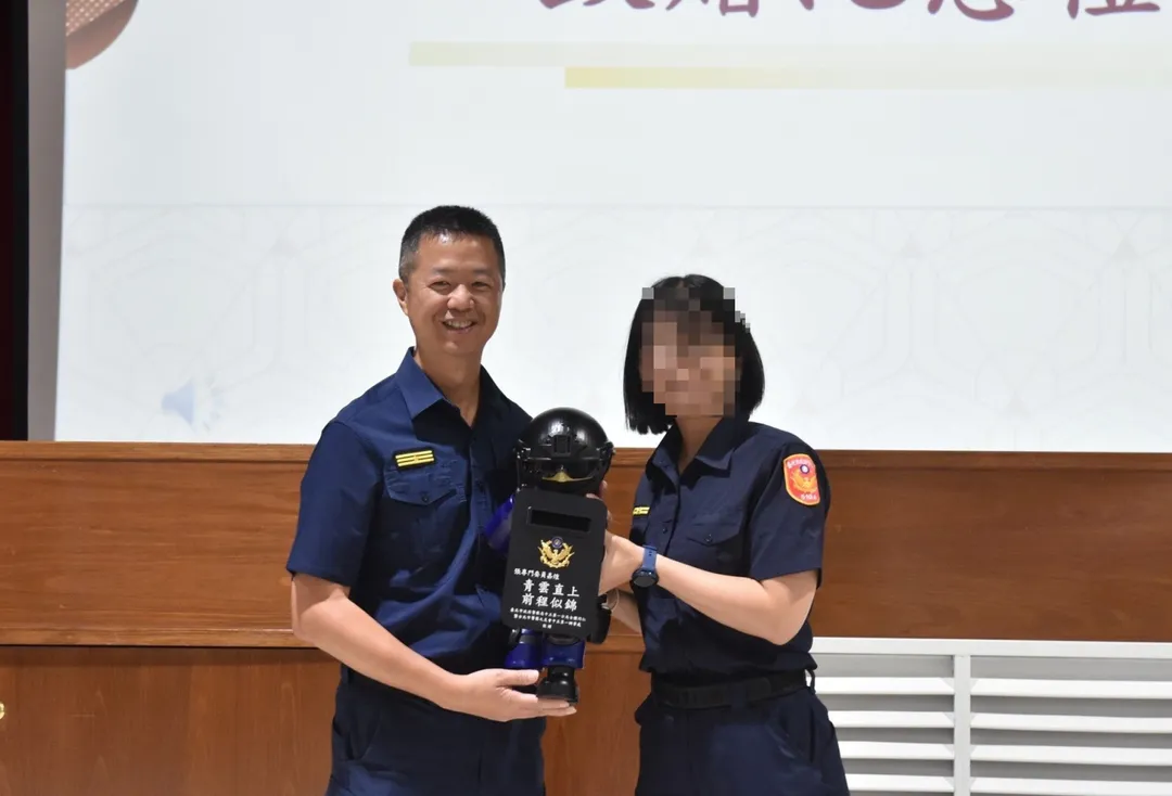 台北市中正一分局2線2星女警官陳芊雯18日凌晨在新北市三重一間知名婦產科診所生產，產後因大量出血導致心肺功能停止，經緊急轉院搶救後於20日宣告不治身亡。（圖／翻攝畫面）