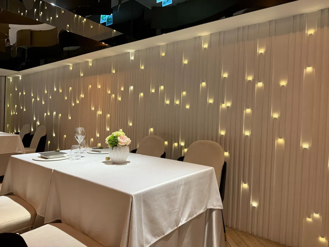 用餐區類滿天星斗。（圖／黃宏輝提供）