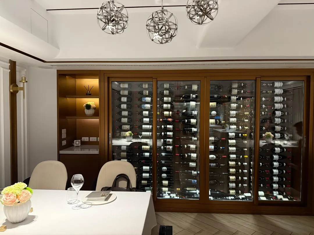 端景牆店主私藏佳釀酒櫃。（圖／黃宏輝提供）