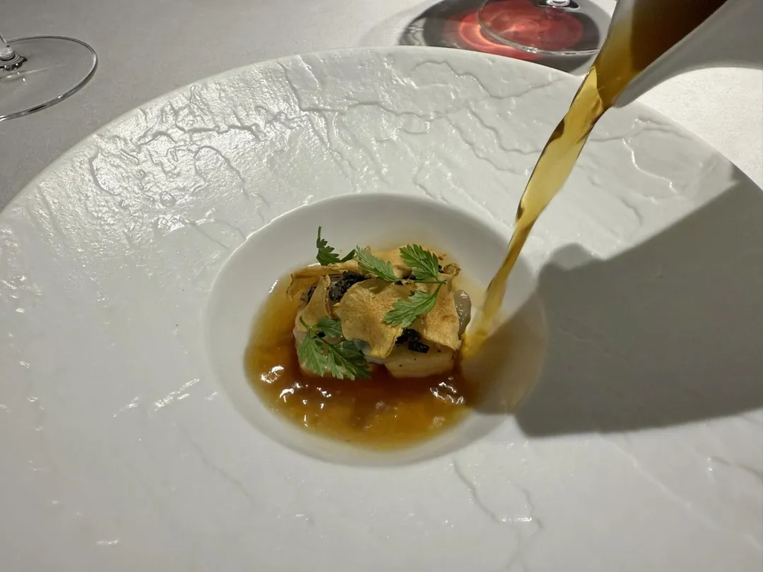 加入澄清牛肉湯。（圖／黃宏輝提供）