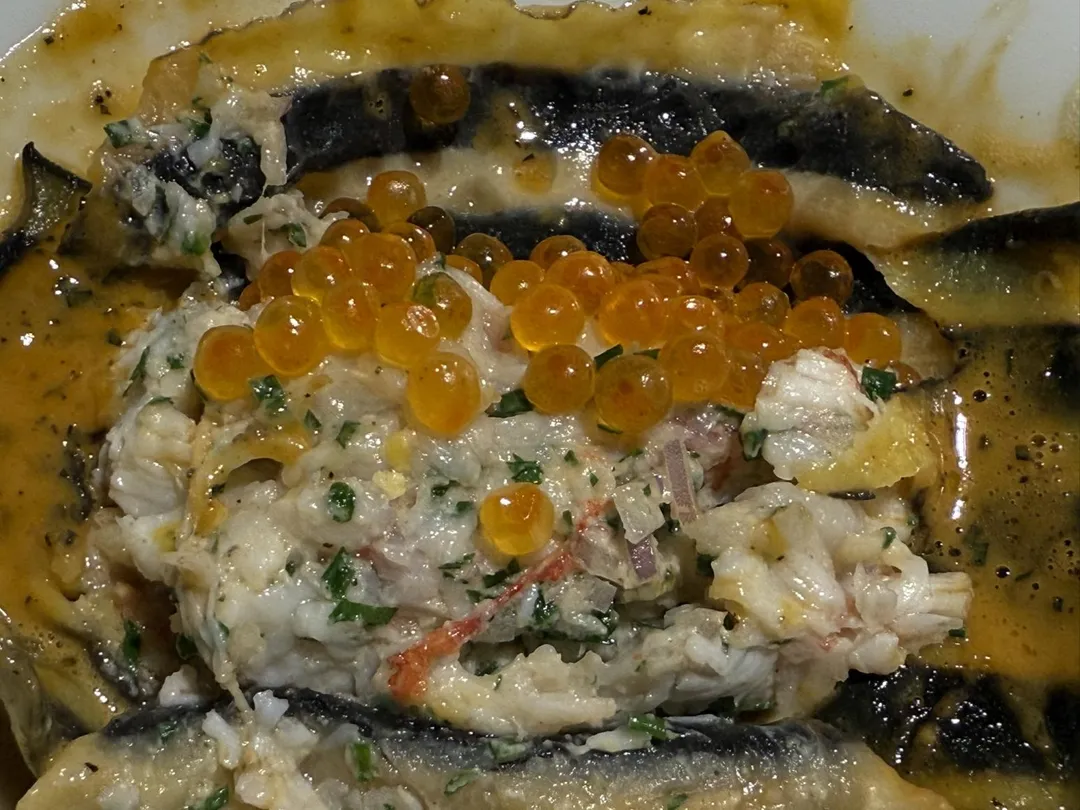 龍蝦拌炒甜蝦加鮭魚卵。（圖／黃宏輝提供）