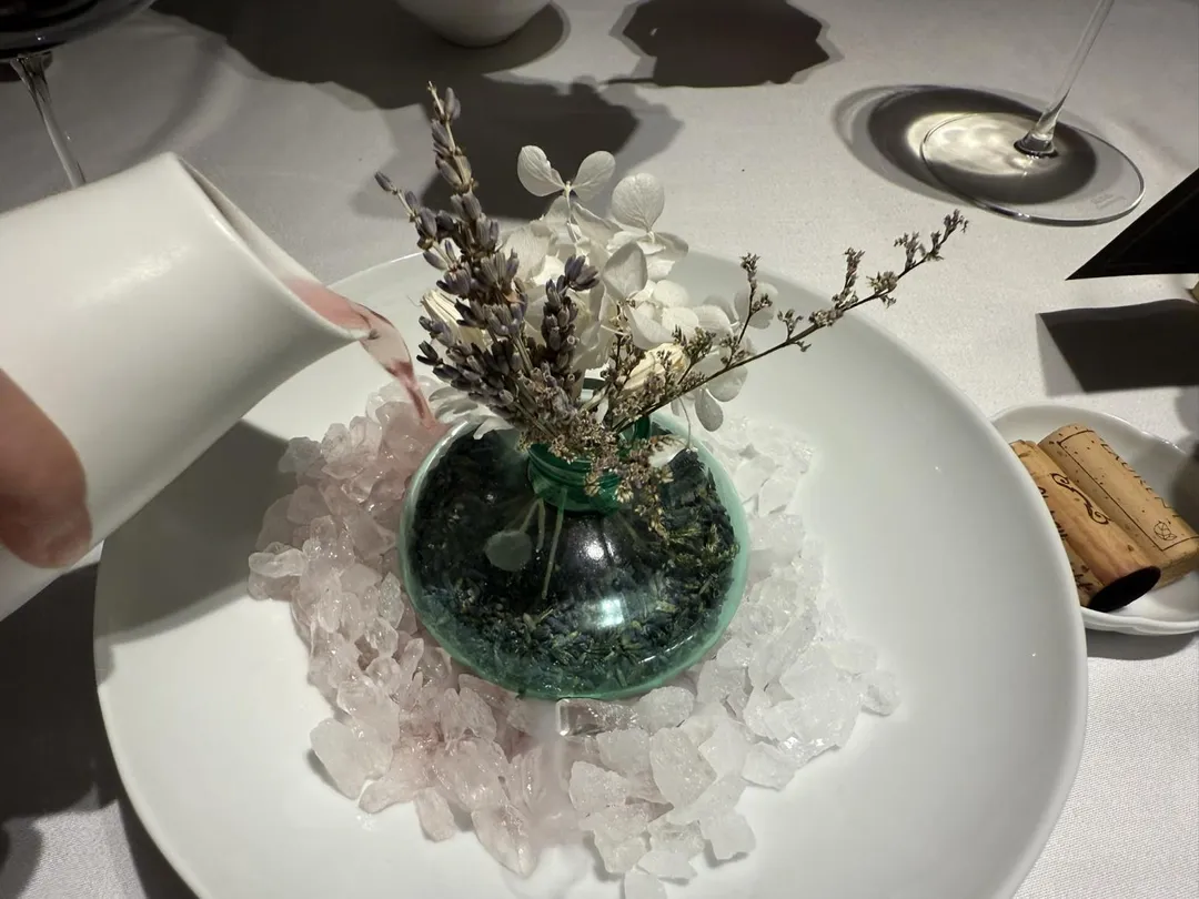 倒入薰衣草液。（圖／黃宏輝提供）