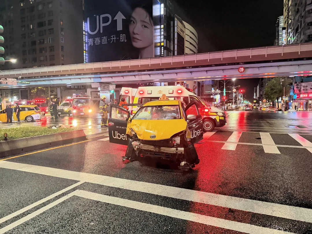 台北市大安區於24日凌晨發生車禍。(圖/警方提供,下同)
