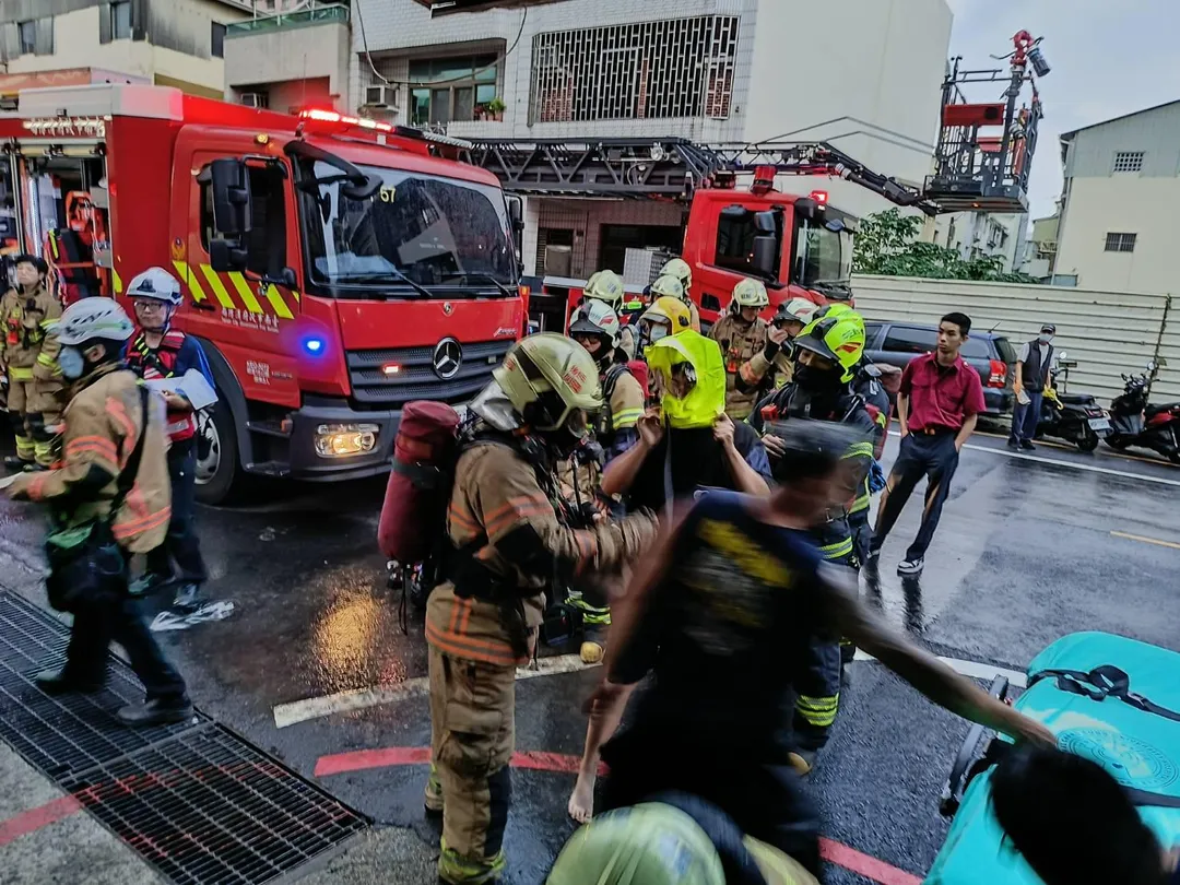 台南市東區東興路一處五層樓住宅大樓於24日清晨5時驚傳火警。（圖／翻攝畫面）