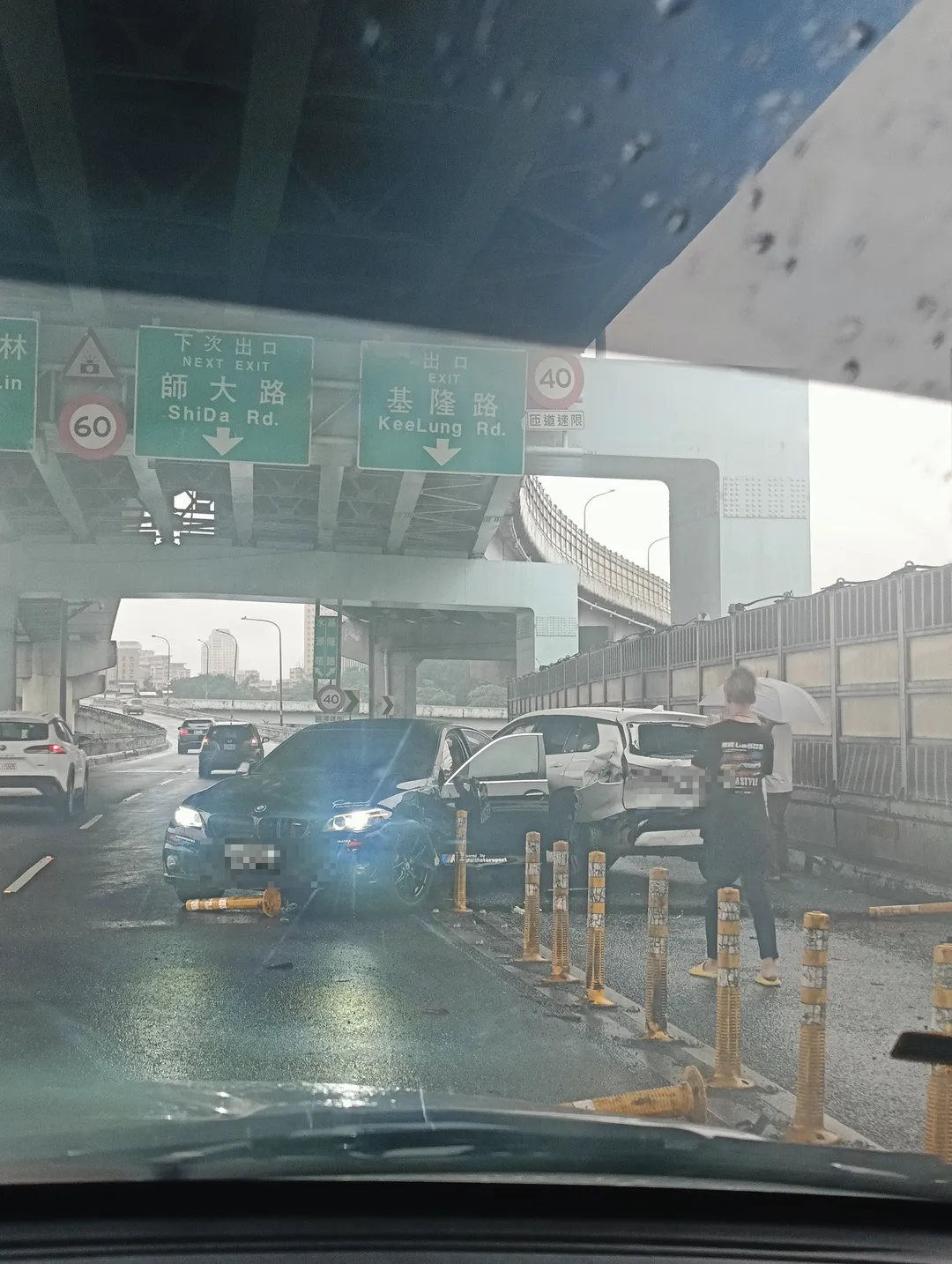 水源快速道路今早發生車禍。（圖／翻攝自臉書社團我是新店人 好山好水 就是愛新店）