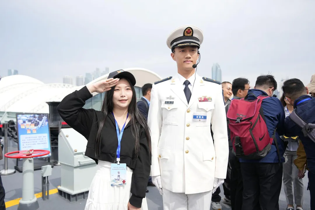 一名台灣民眾與大陸海軍軍官合影。（圖／新華社）
