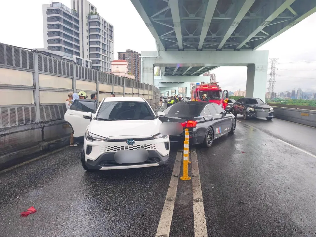 水源快速道路今早發生車禍。（圖／翻攝畫面）