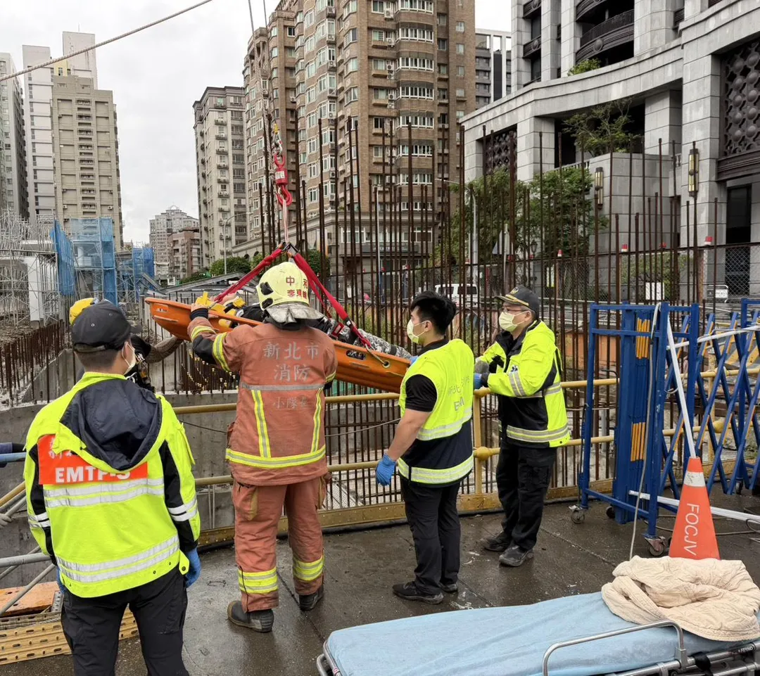 北捷萬大線2工人高處墜落緊急送醫。(圖/新北市消防局提供)