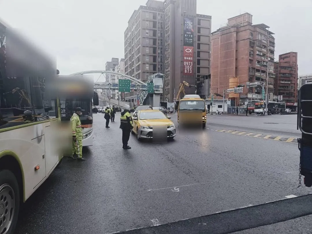 適逢上班期間，路口塞滿車子。（圖／警方提供）