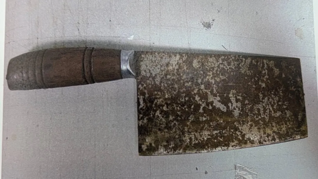 新竹縣竹北市日前驚現1名男子手持一把菜刀，在某國小附近道路出沒，時不時對著空氣揮動菜刀，引發學童家長恐慌。（圖／警方提供）