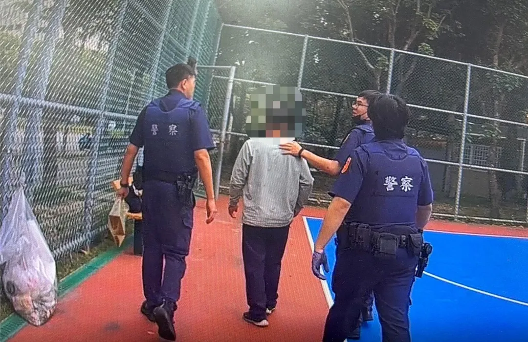 員警當日獲報後即時到場處置，並於附近超商內查獲該名男子，當場扣留其所持菜刀。（圖／警方提供）