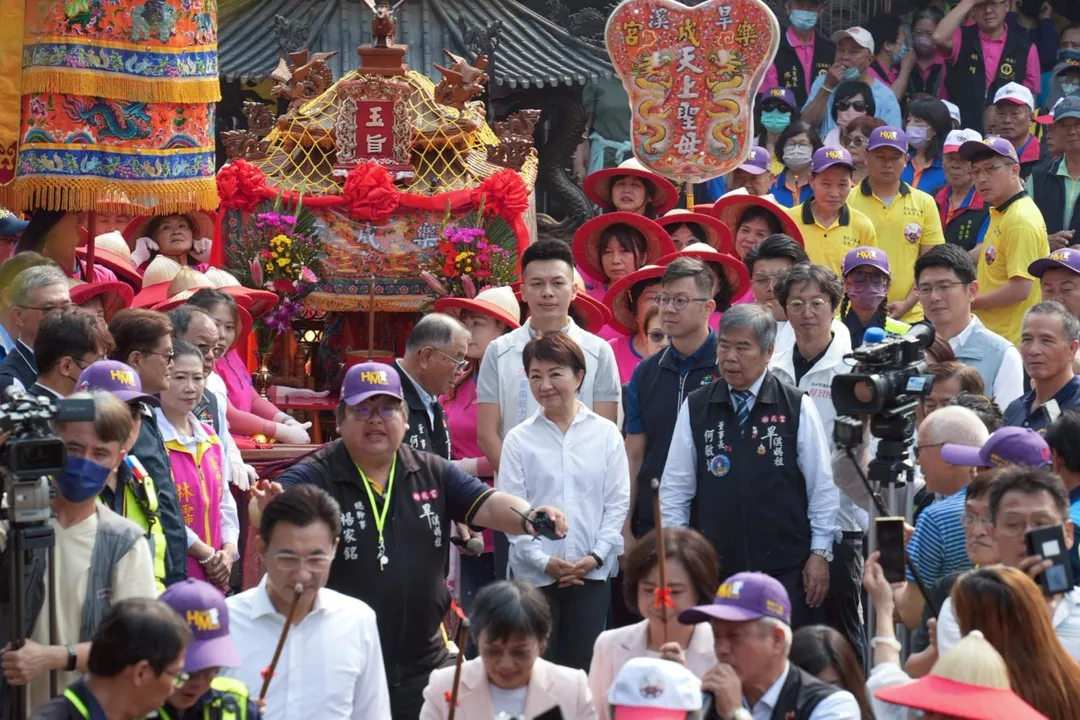 盧秀燕祈求媽祖庇佑台中市及台灣四時無災、世界平安、市民心想事成、闔家平安,並祝遶境平安順利、圓滿成功。 (圖/台中市府提供)
