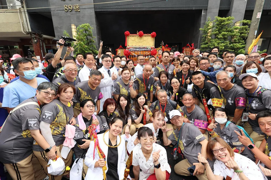 大甲媽祖遶境進香隊伍24日上午抵達員林市宏仁醫院，醫護人員親自扛轎為住院患者祈福。（圖／宏仁醫院）