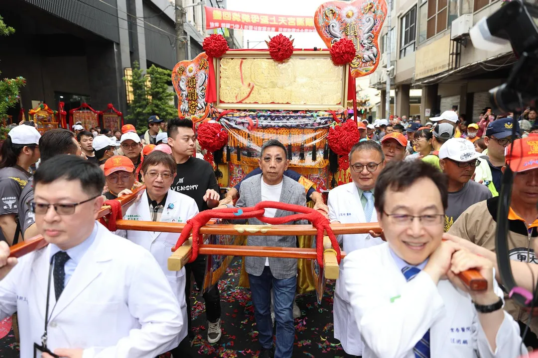 大甲媽祖遶境進香隊伍24日上午抵達員林市宏仁醫院，醫護人員親自扛轎為住院患者祈福。（圖／宏仁醫院）