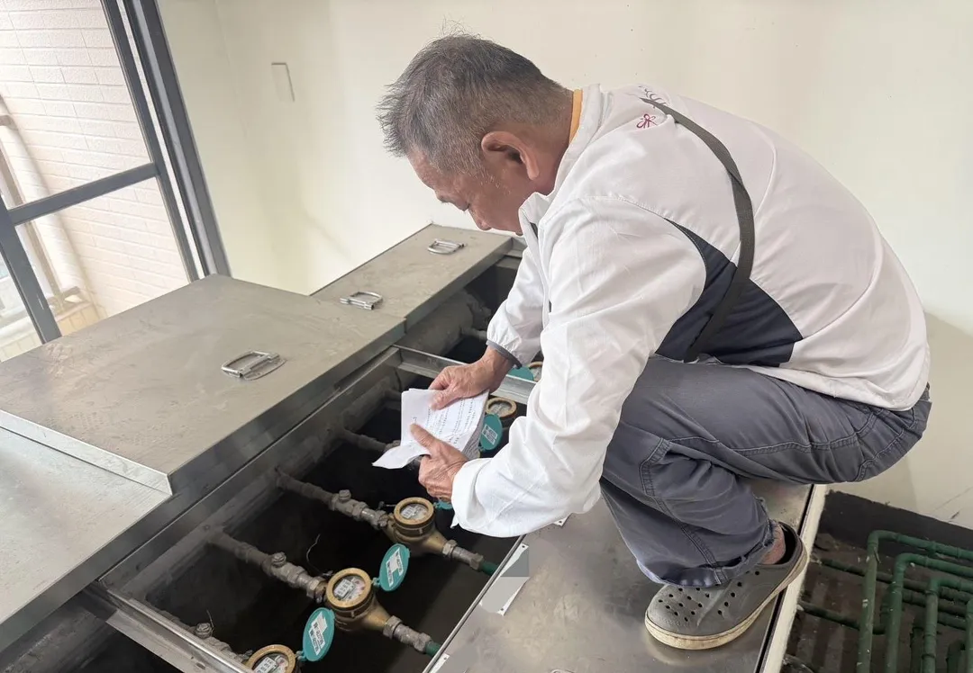 市府等單位到場複查執行斷水斷電。（圖／翻攝畫面）