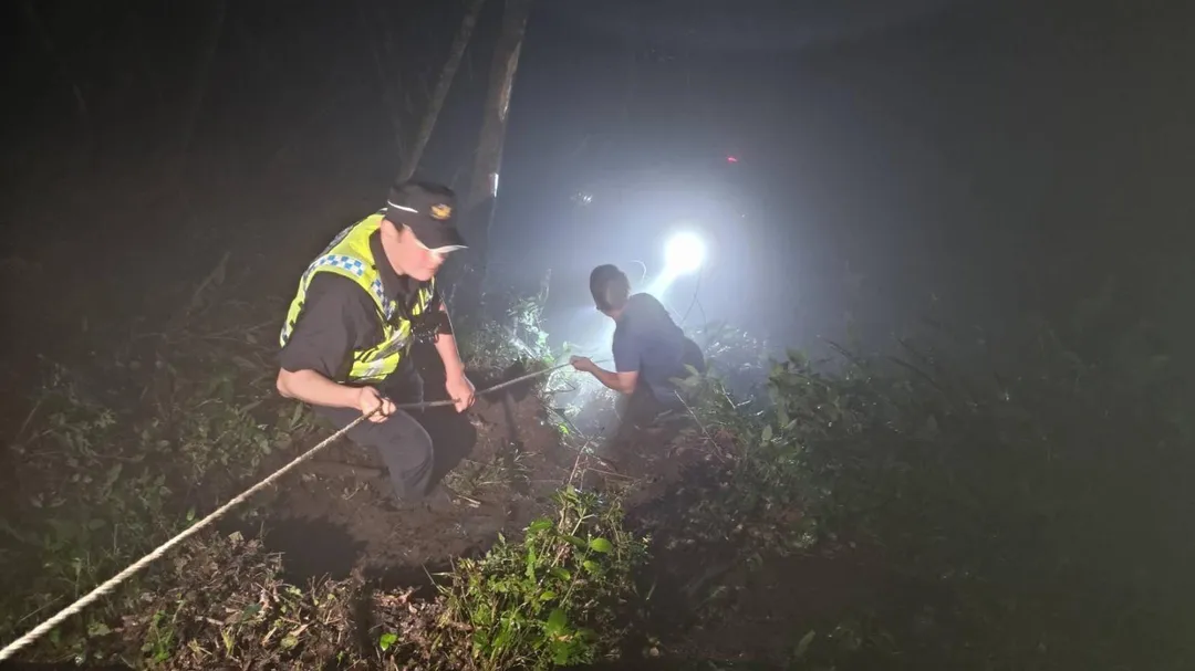 新竹縣尖石山區23日傍晚發生墜谷意外。（圖／警方提供）