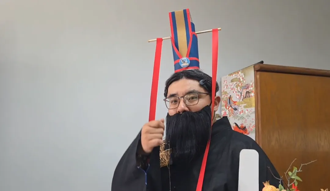 多媒體設計科教師劉懿德特地裝扮成孔子聖賢的模樣，在課堂上向學生發放科學麵，藉由「包中」的諧音寓意祝福考生金榜題名。（圖／中天新聞）