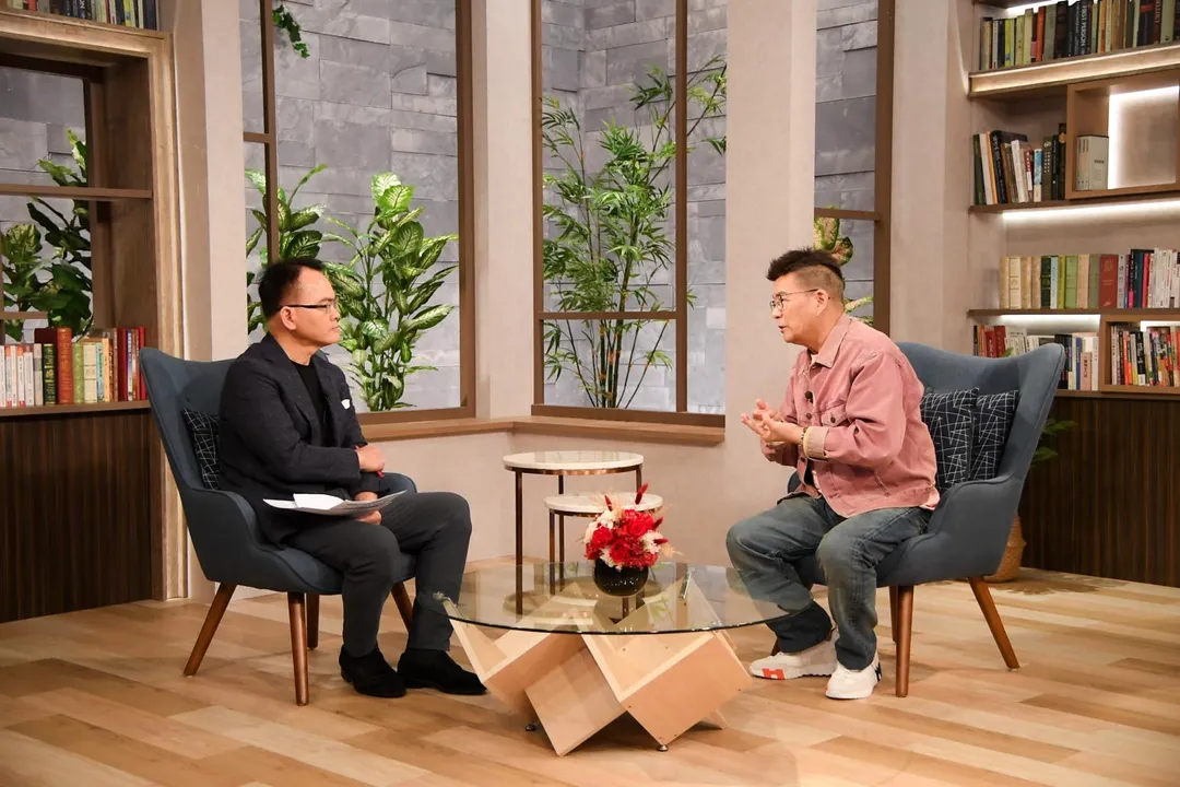 沈玉琳（右）接受主持人鄭弘儀專訪。（圖／三立提供）