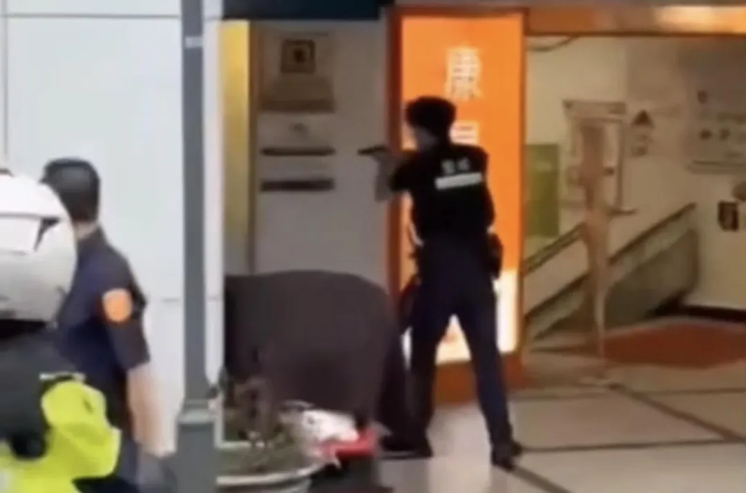 員警拔槍進入銀行制伏歹徒。（圖／翻攝畫面）