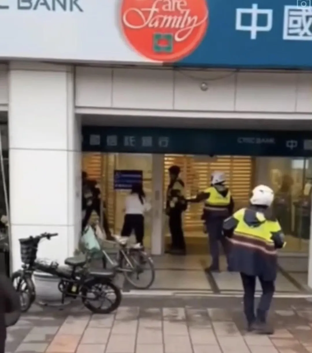 北市大安區中國信託銀行下午發生搶案。(圖/翻攝畫面)
